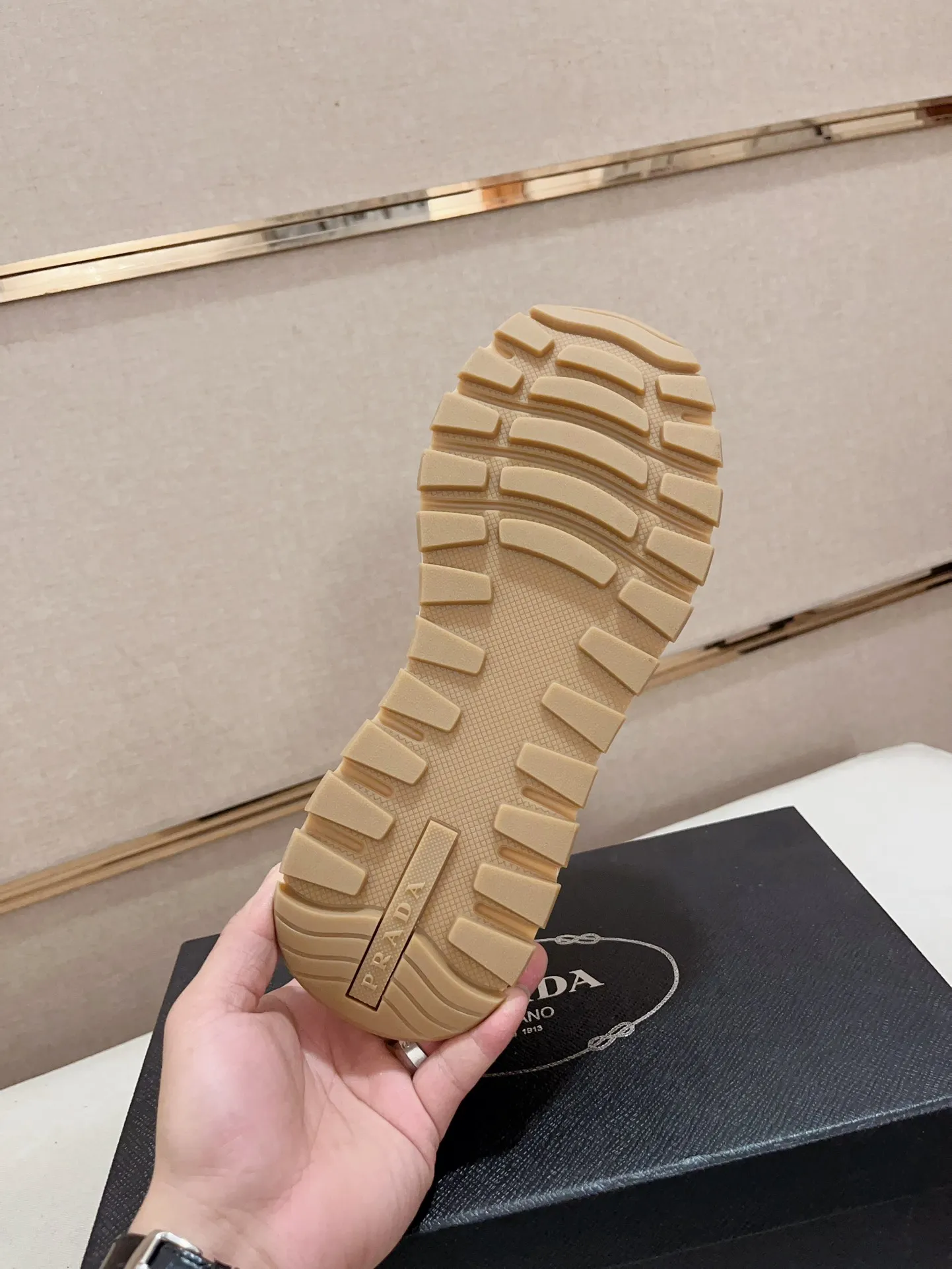 Men's shoes💰 540💰 ✔️✔️✔️Higher version High-quality new PRADA (Prada) counters are launched simultaneously. The new men's shoes and 😘fabric are made of selected first-layer cowhide ➕ breathable fabric technology. Lining: Full cowhide lining. 👍🏿 High-end ☄️ air-cushion molded anti-slip rubber outsole, exquisite lines, simple and elegant, comfortable and high-end for leisure travel. Code number: 38 to 44 (45 can be customized)